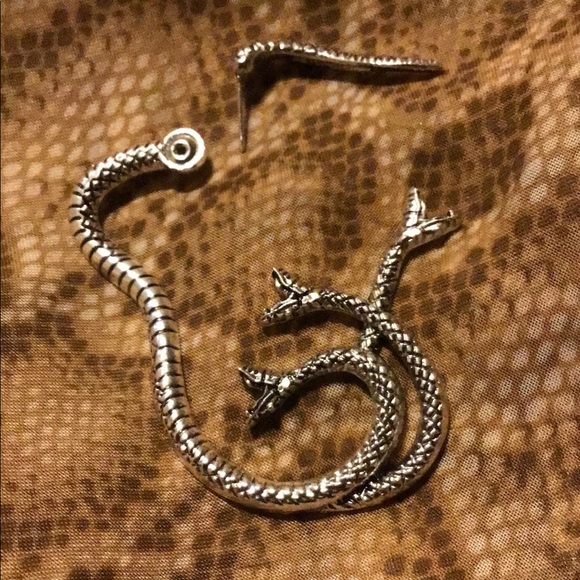 NEW. Gothic Punk Silver Tone Snake Ear Cuff Wrap around Stud Individual Earring. - Picture 10 of 12